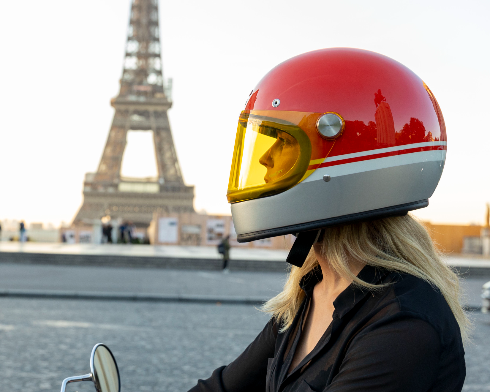 RGNT Street Series electric motorcycle on a Paris street